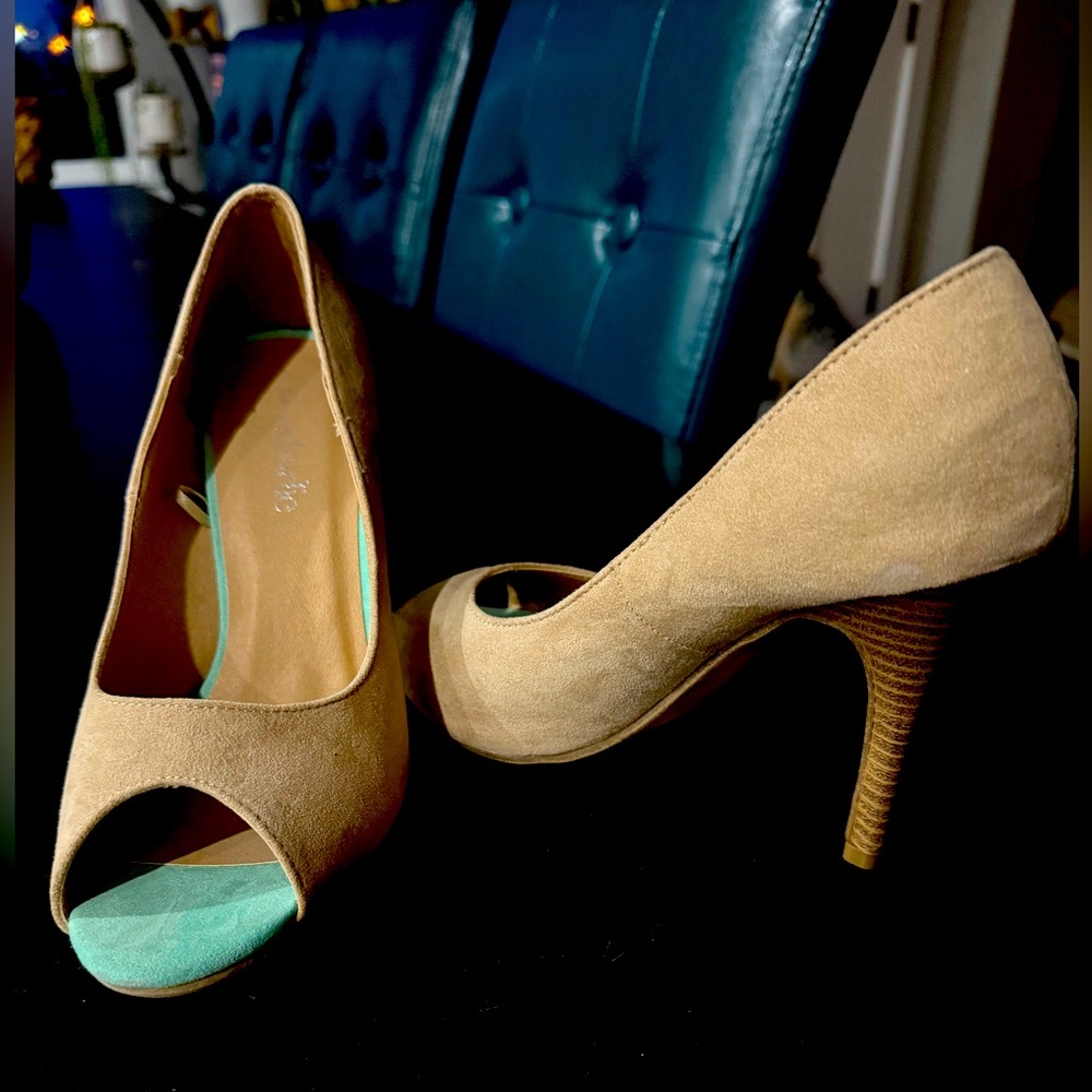 Women’s suede tan pumps